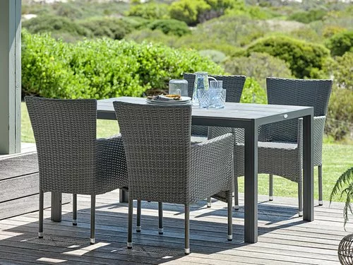 JUTLANDIA PINDSTRUP L150 Bord Grå + 4 AIDT Stapelstol Grå 3 JUTLANDIA PINDSTRUP L150 Bord Grå + 4 AIDT Stapelstol Grå